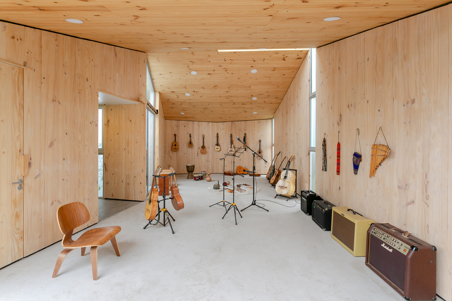 Casa de Música Santiago — vivienda unifamiliar 180 m² con sala de música integrada, madera y panel SIP